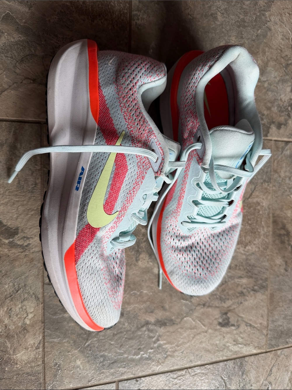 Nike Winflo 11 - Light Mint with Coral and Pale Yellow Swoosh